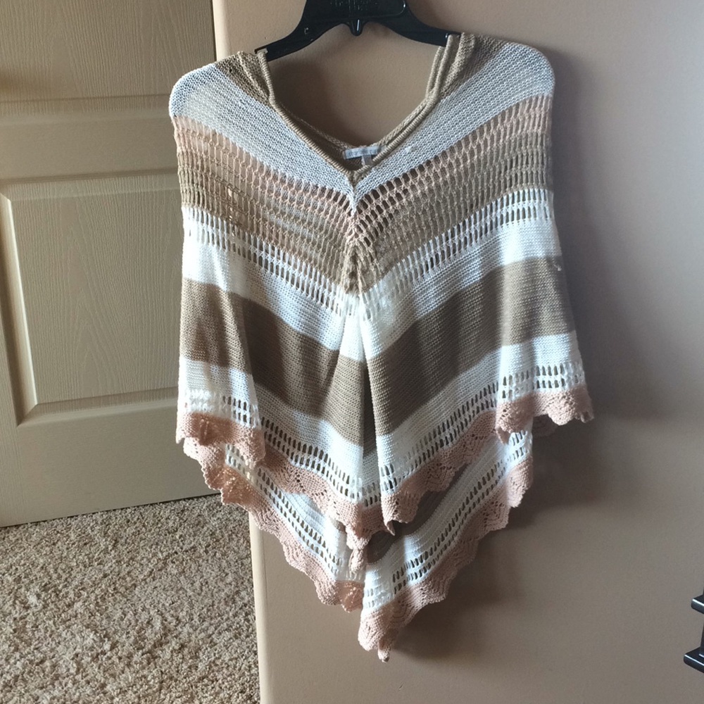 Neutral color sleeveless shirt